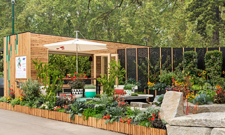 jardin design contemporain -brise-vue-acier-noir-bordure-jardin-bois