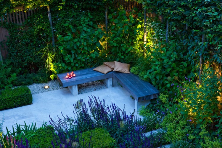 jardin design contemporain -éclairage-extérieur-banc-bois-plantes-vertes