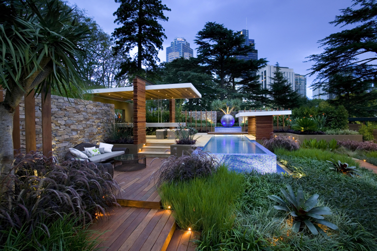 jardin design contemporain -clôture-pierre-naturelle-pergola-bois-spots-led
