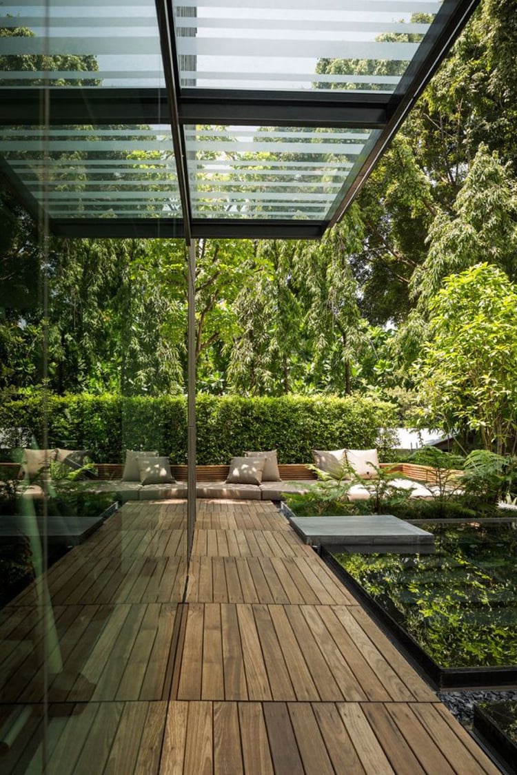 jardin design contemporain -terrasse-bois-coin-lounge-bassin