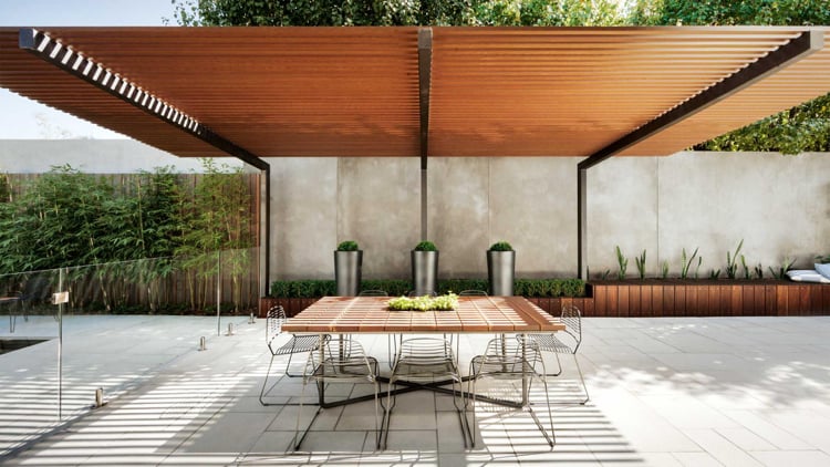 jardin design contemporain -terrasse-dallage-pergola-bois-coin-repas