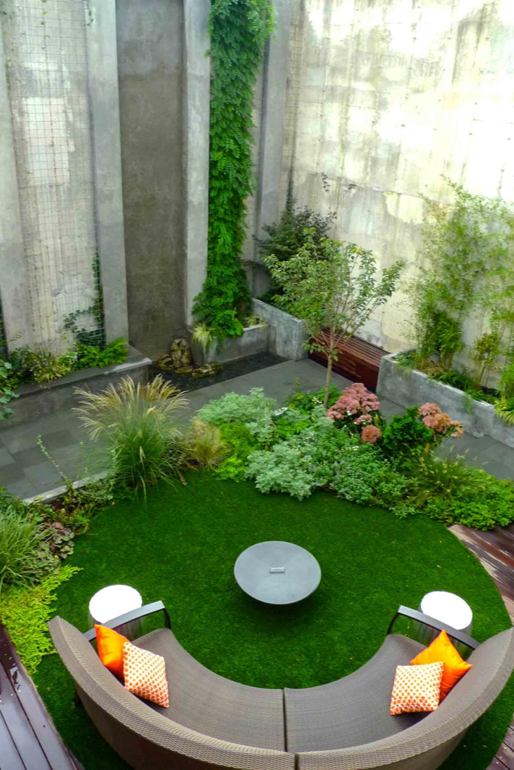 jardin en ville –moderne-canapé-jardin-ovale-murs-béton