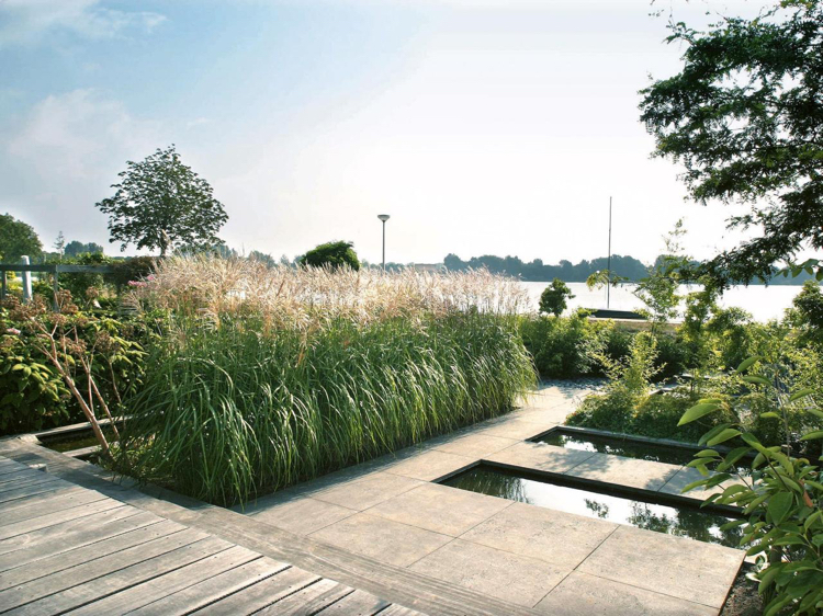 jardin en ville –moderne-carrelage-pierre-terrasse-bois-bassin-moderne-graminées-ornement