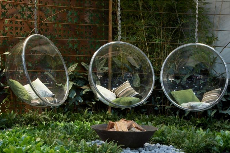jardin en ville –moderne-fauteuils-suspendu-transparents-vasque-feu-métal