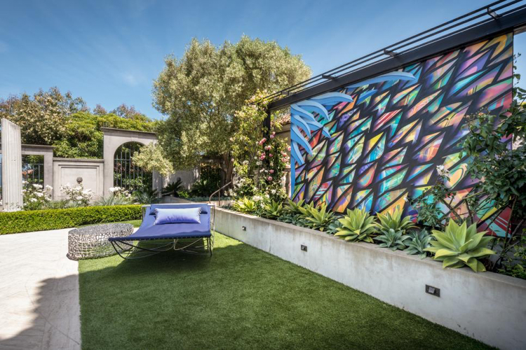 jardin en ville –moderne-panneau-décoratif-multicolore-bain-soleil