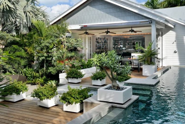 jardin en ville –moderne-piscine-moderne-jardinières-carrées-palmiers