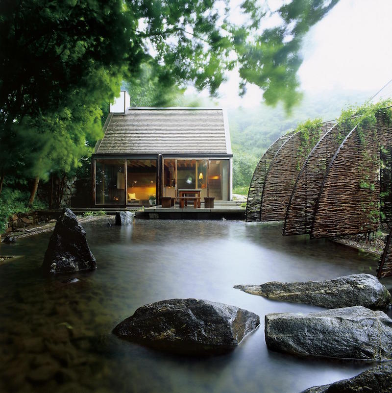 jardin-magnifique-piscine-naturelle-rocaille-ferme-aménagée-Mill-House