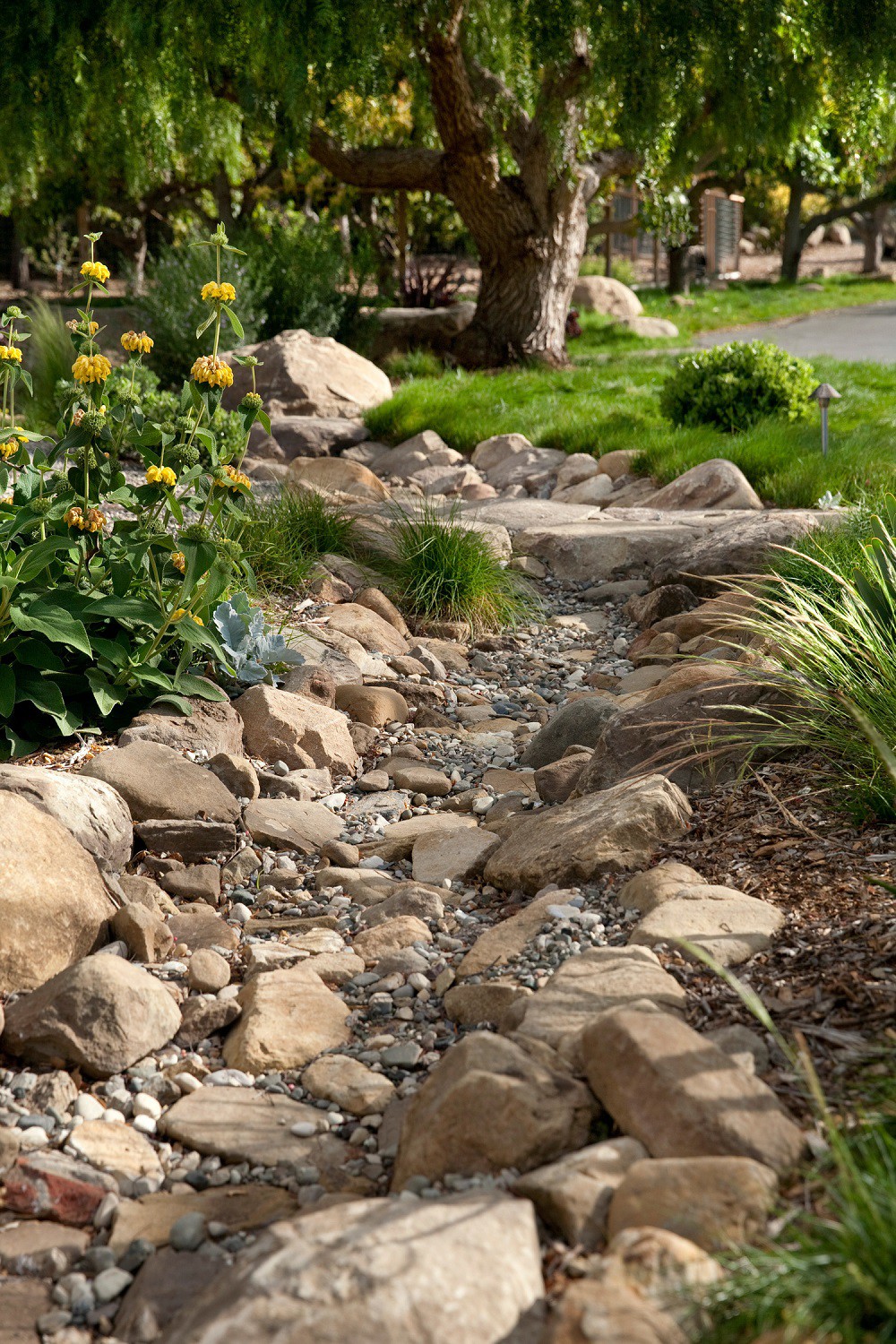 Utiliser de grosses pierres naturelles pour faire la déco du jardin