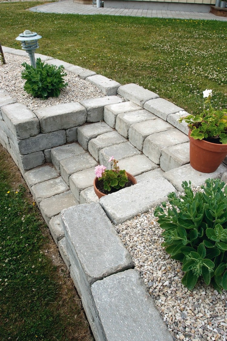 jardin-rocaille-escalier-marches-pierre-bloc-béton
