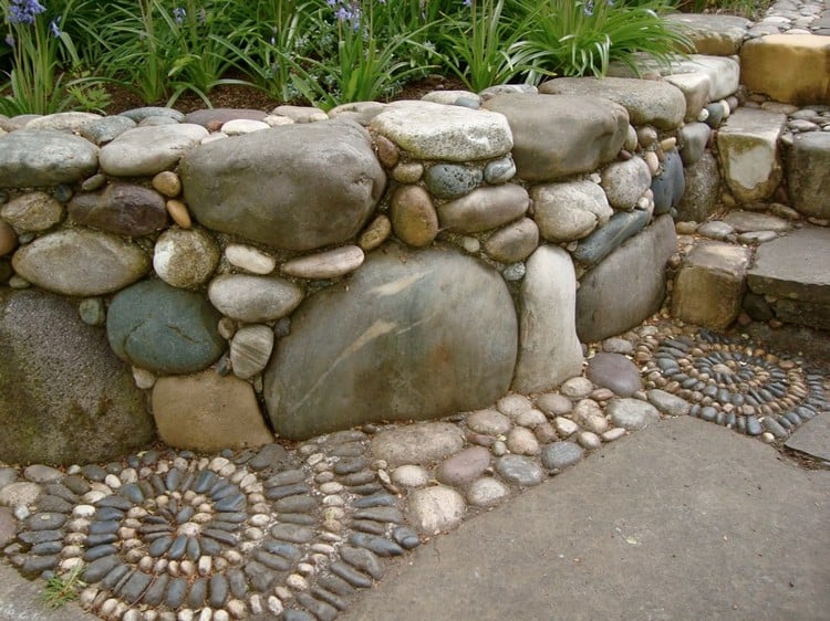 jardin-rocaille-idées-muret-soutènement-pierre-mosaique-galets