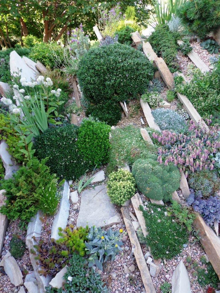 jardin de rocaille taille-petite-rochers-pente-idées