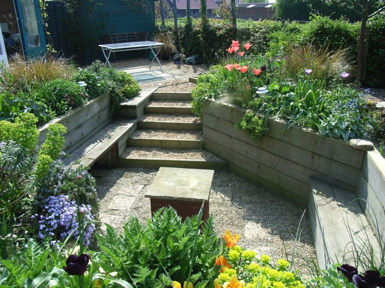 jardin sur plusieurs niveaux -jardin-style-rustique-bancs-bois-grisâtre-table-basse-béton