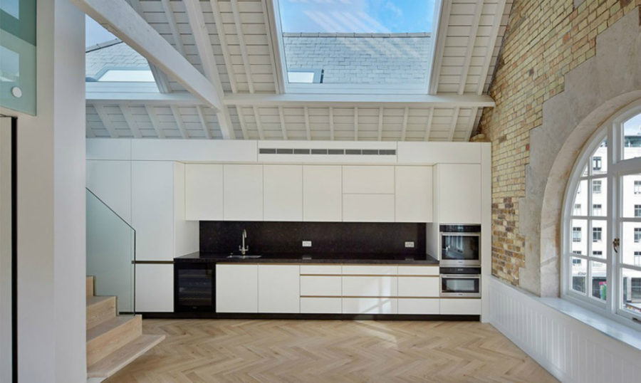 loft-industriel-Londres-cuisine-blanche-minimaliste-Emrys-Architects