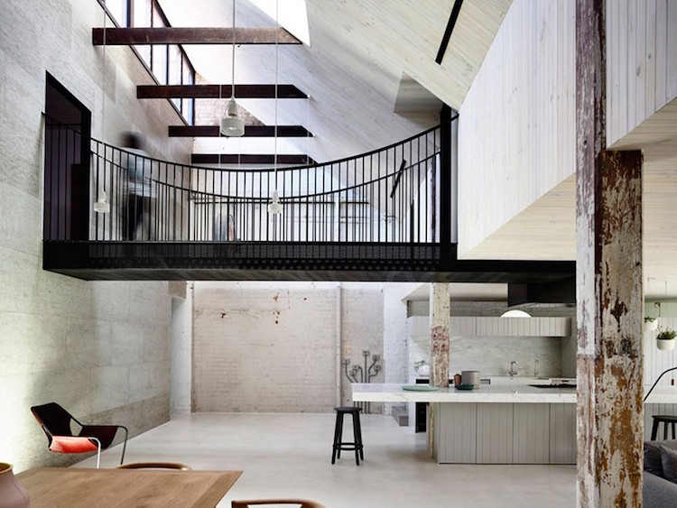 loft-industriel-chic-pont-mezzanine-colonnes-effet-usé-Architects-EAT