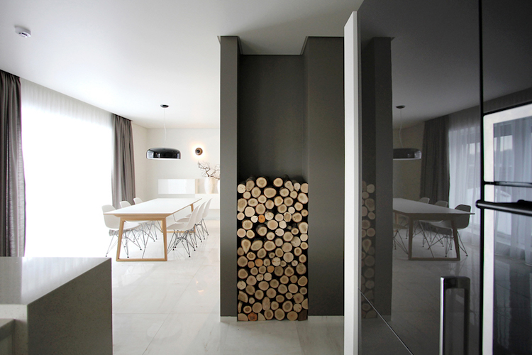 maison-minimaliste-chaises-salle-manger-Eames et rangement bois de chauffage 
