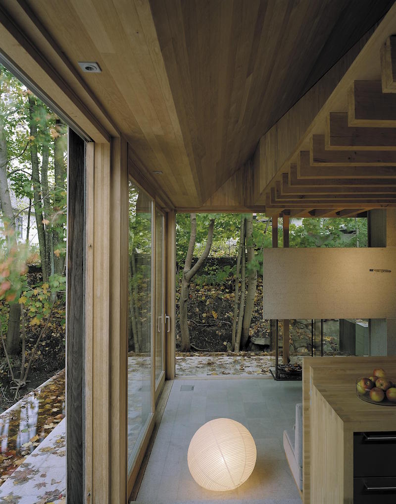 menuiseries-fenêtres-plafond-meubles-murs-revêtus en bois de chêne