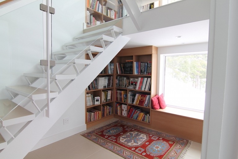 meuble bibliothèque d'angle-niche-lecture-face-fenêtre-kilim-escalier-blanc