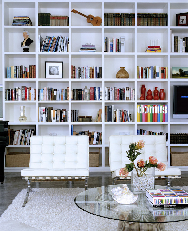 meuble bibliothèque blanc-design-simple-paniers-rangement-objets-déco