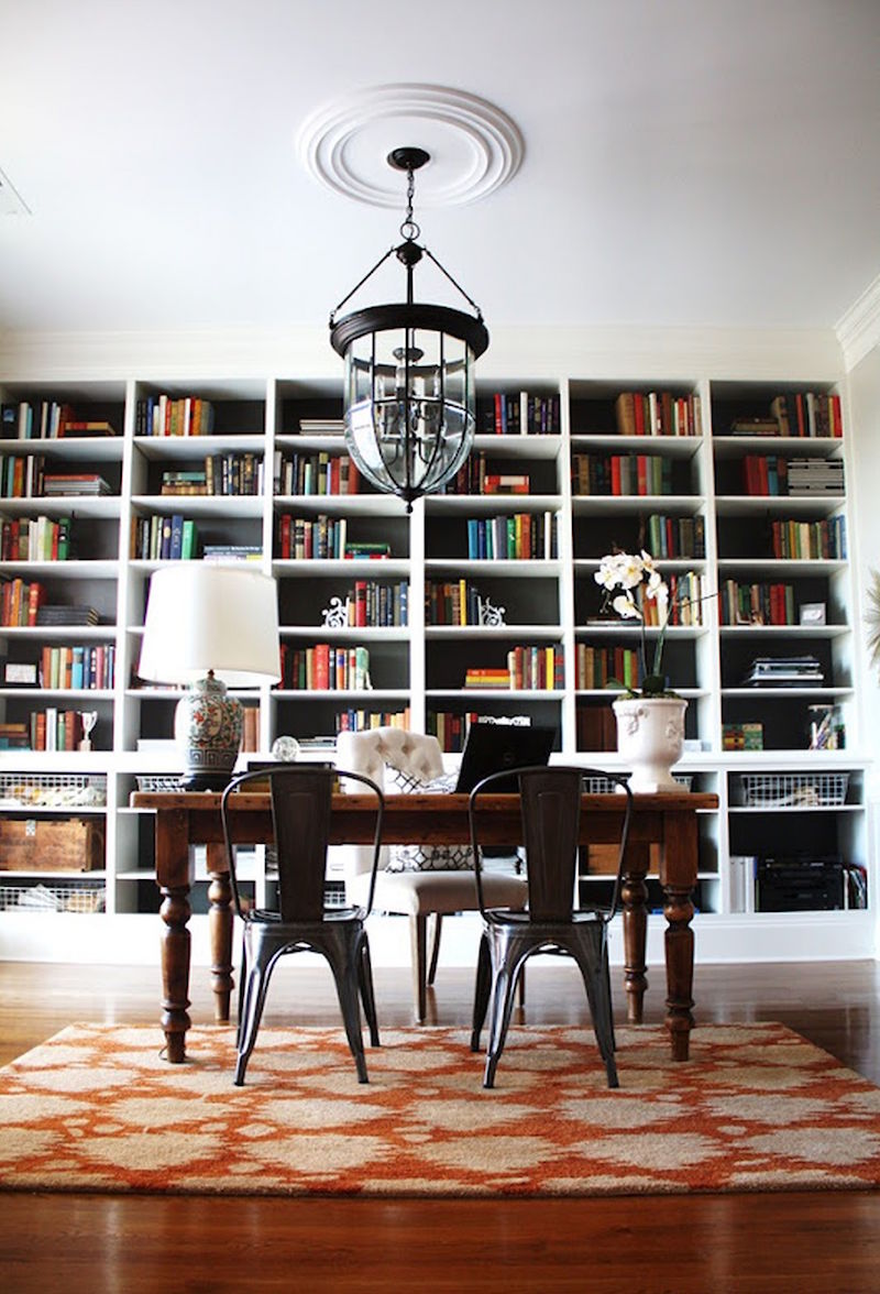 meuble bibliothèque contemporain-sol-plafond-chaises-métalliques