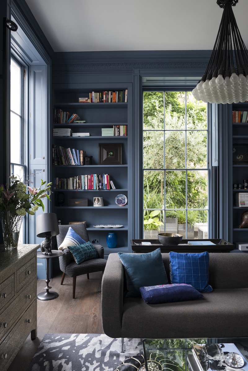 meuble-bibliothèque-peint-bleu-ardoise-assorti-moulures-menuiseries