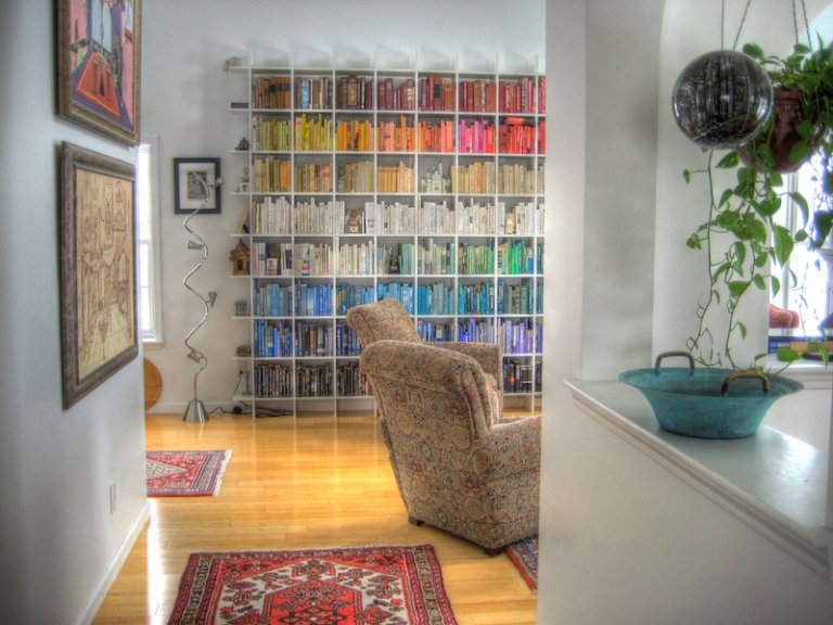 meuble-bibliothèque-simple-disposition-livres-arc-ciel-tapis-kilim