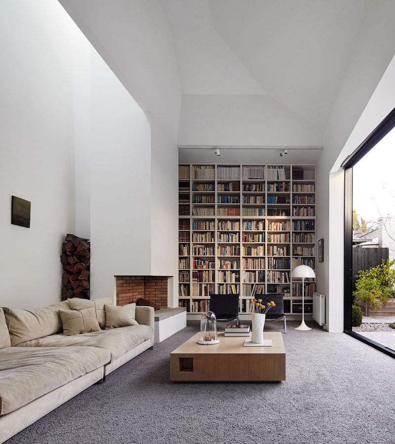 meuble-bibliothèque-sol-plafond-niche-côté-cheminée-spots-rail