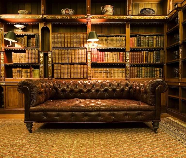 meuble-bibliothèque-style-classique-bois-massif-orné-canapé-Chesterfield