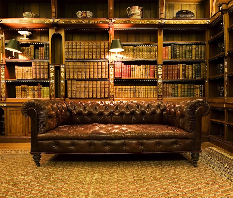 meuble-bibliothèque-style-classique-bois-massif-orné-canapé-Chesterfield