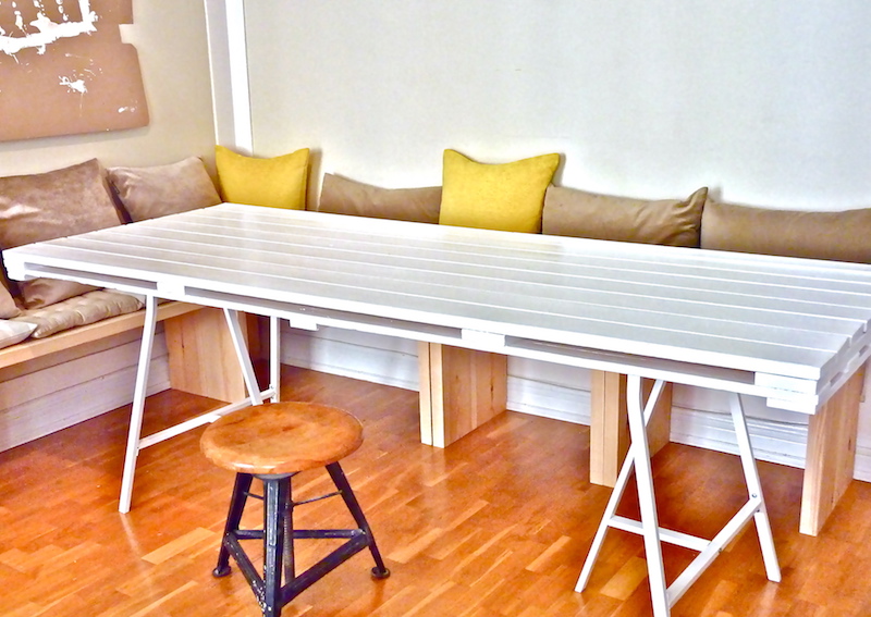 meuble en palette de bois pour le coin-repas- table-manger-blanche-pieds-tréteau