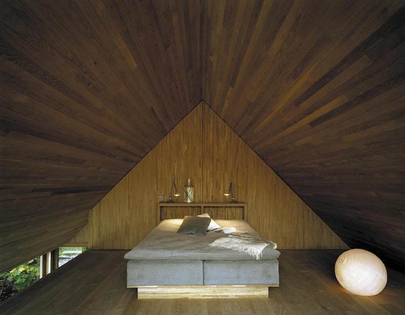 meubles-plafond-double-pente-sol en bois de chêne chambre-coucher