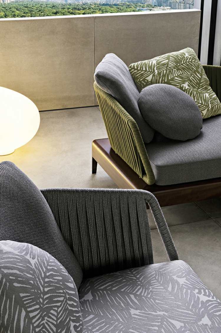mobilier lounge -tapisserie-grise-luxe-motifs-feuilles-exotiques