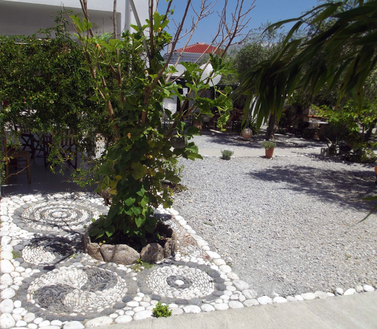mosaique decorative galets-blanc-noir-idée-déco-jardin