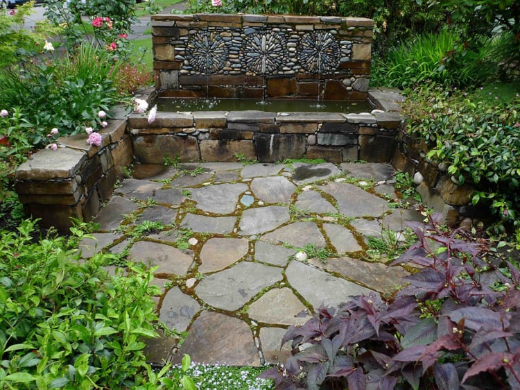 mosaique decorative galets-fontaine-jardin-déco-galets-Jeffrey-Bale