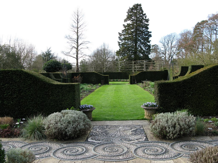 mosaique decorative galets-gris-motif-spirale-jardin-formel
