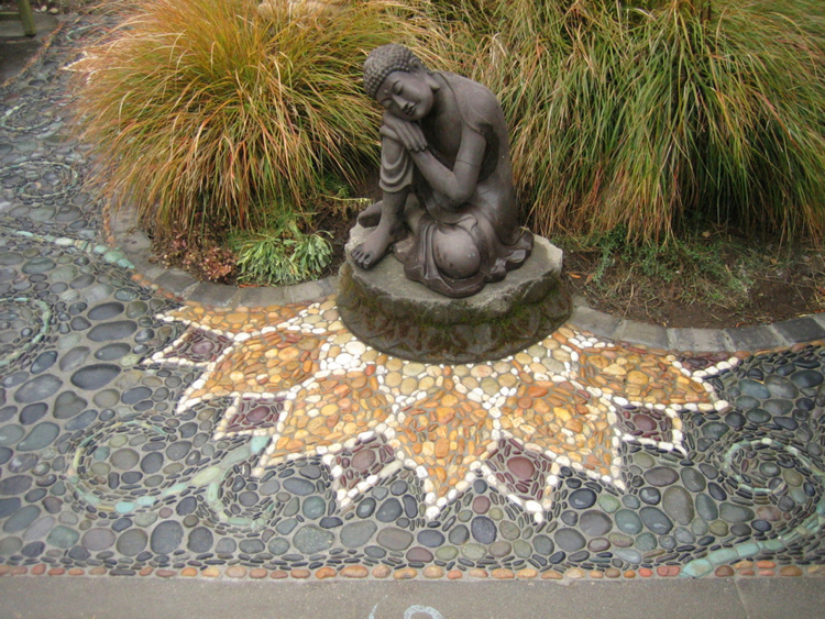 mosaique decorative galets-motif-fleur-lotus-statuette-bouddha