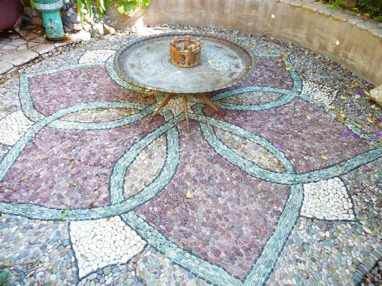 mosaique decorative galets-motif-fleur-patio-Jeffrey-Bale