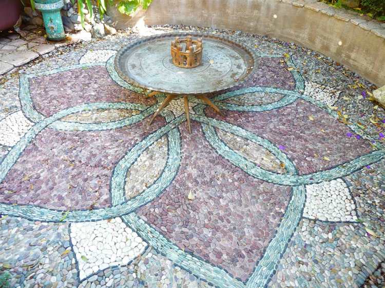 Mosaïque décorative en galets – 35 idées de déco de jardin diy