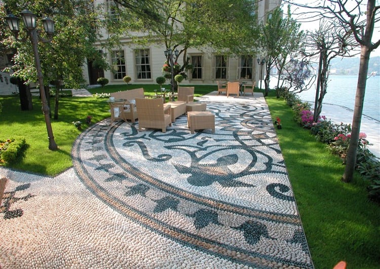 mosaique decorative galets-motif-tulipe-patio-moderne