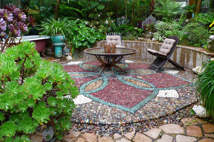 Mosaïque décorative en galets – 35 idées de déco de jardin diy