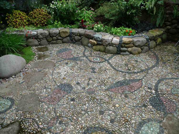 Mosaïque décorative en galets – 35 idées de déco de jardin diy
