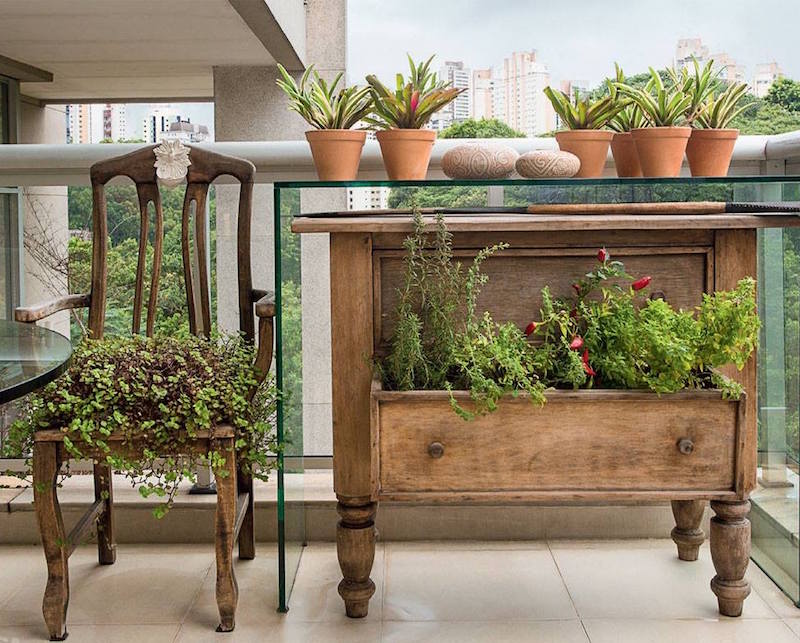 objets de récupération - meubles-anciens-végétalisés-balcon-terrasse-jardin