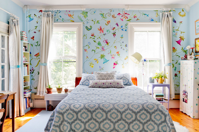 papier peint vintage bleu-ciel-fleurs-multicolores-chambre-coucher-féminine