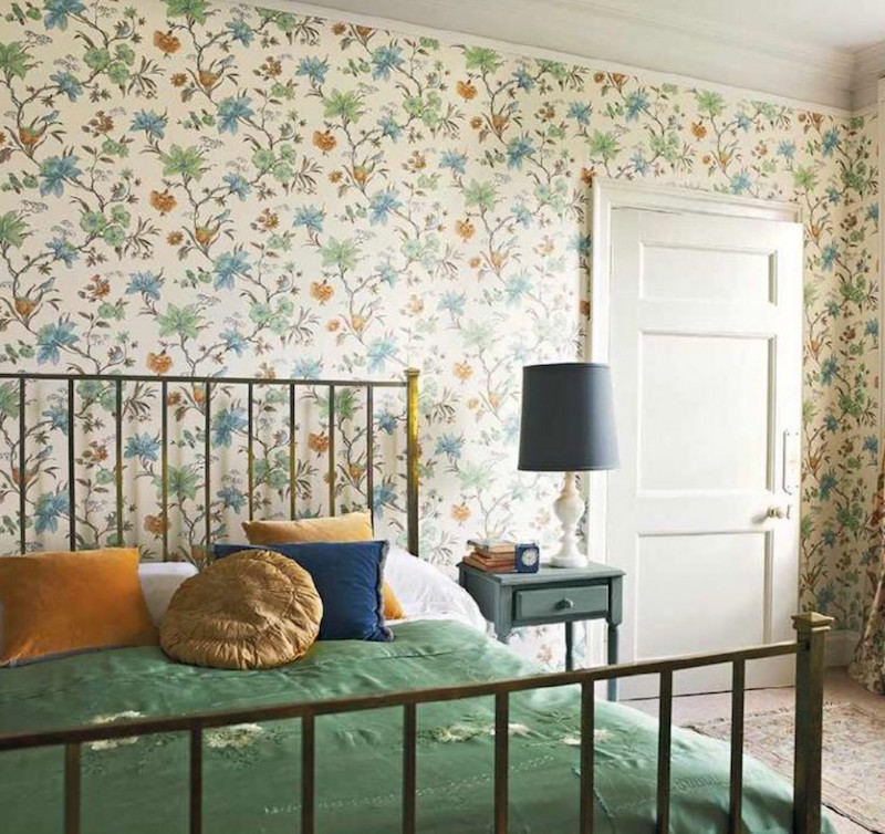 papier-peint-vintage-fleurs-effet-vieilli-couverture-lit-usée-cadre-lit-rouillé