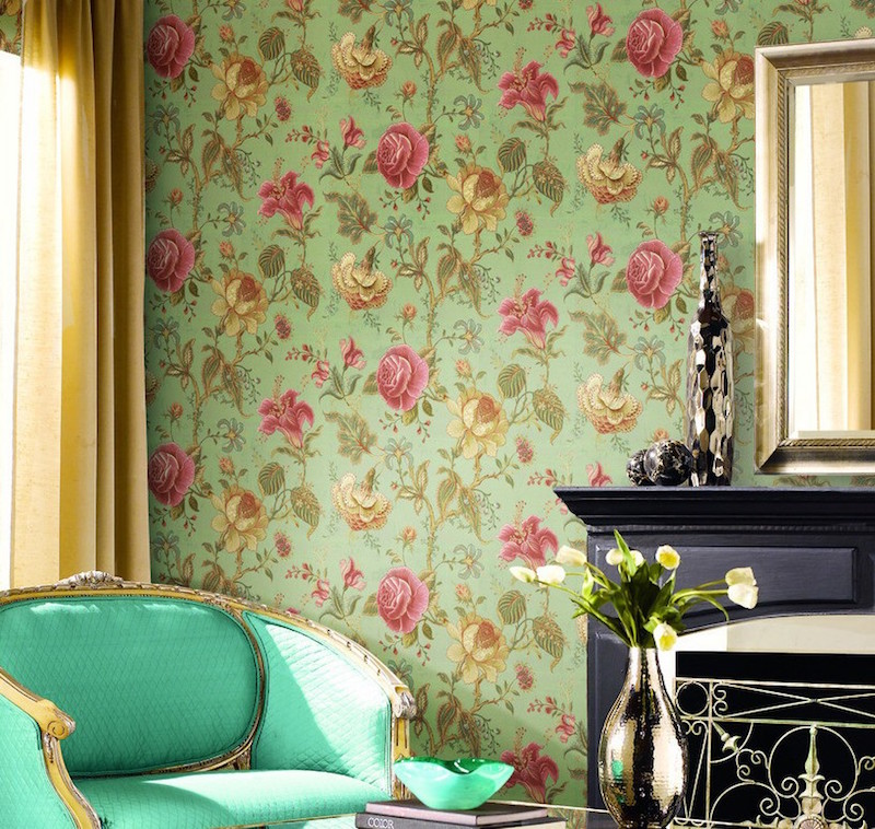 papier-peint-vintage-motif-floral-roses-fleurs-fond-vert-fauteuil-turquoise