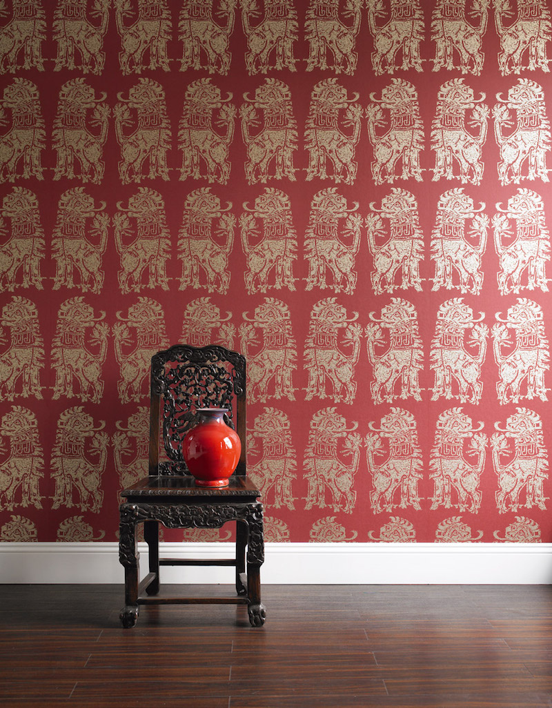 papier peint vintage rouge-profond-motifs-lions-héraldiques-Sicile