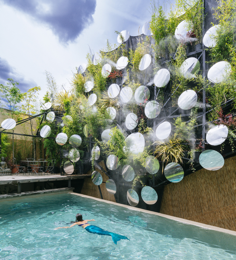 piscine-luxe-mur-bambou-mur-végétal-terrasse-surperposée