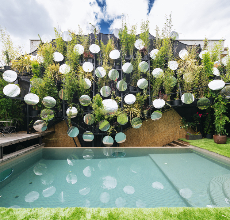 piscine-luxe-mur-végétalisé-miroirs-reflétants