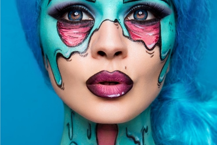 Belle Femme Avec Différentes Couleurs De Maquillage. Inspirations De  Maquillage Coloré Pour La Fête. Maquillage Carnaval