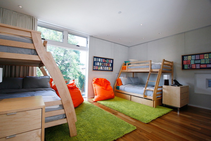pouf-géant-orange-chambre-enfants-lits-superposés-tapis-verts