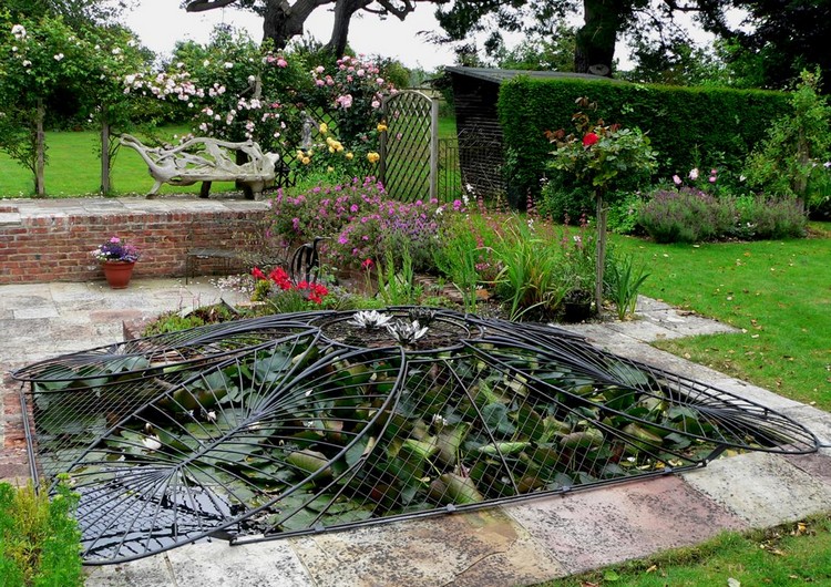 protection bassin de jardin –grillage-fer-forgé-design-original-nénuphars